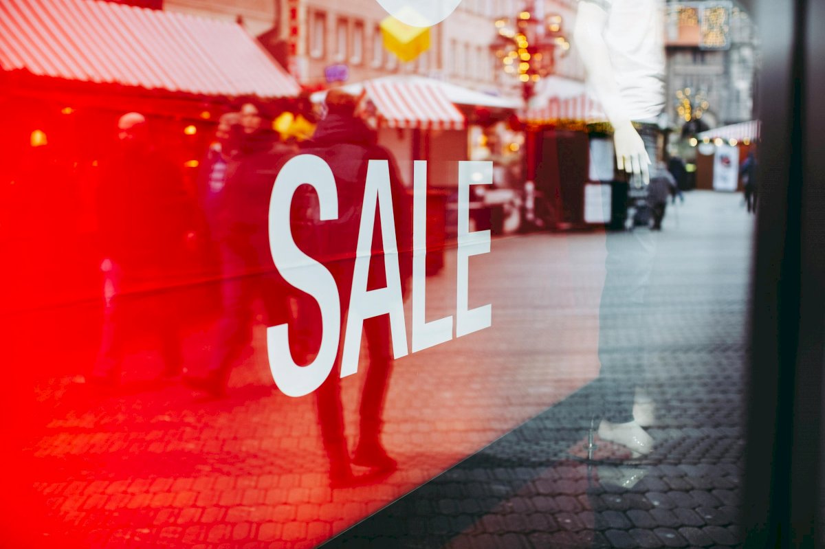 Discount Pricing Strategy: Definition, Examples, Pros & Cons